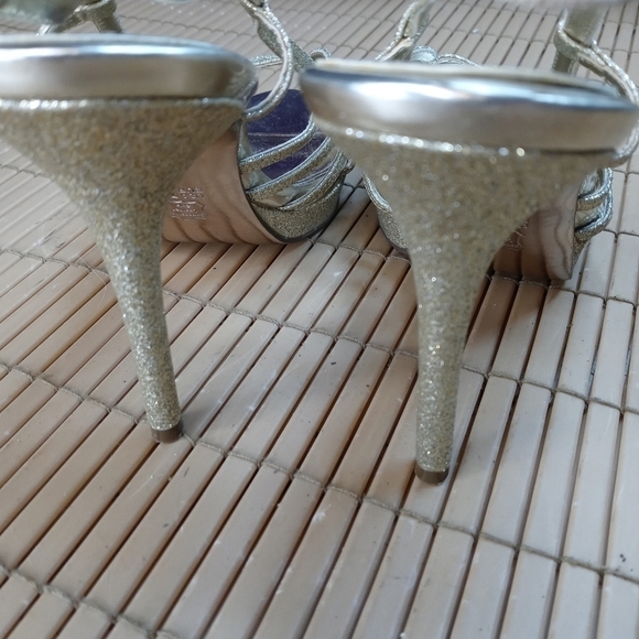 Nina New York women's 4" stiletto heel sandal. Sz 7.5M. Gold glitter leather sli - Picture 9 of 11